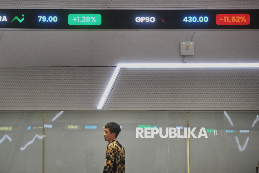 Karyawan mengamati Layar eletronik pergerakan perdagangan saham di Bursa Efek Indonesia (BEI), Jakarta, Rabu (19/3/2024). Indeks Harga Saham Gabungan (IHSG) menguat setelah turun dalam empat hari perdagangan berturut-turut. Pada penutupan Rabu (19/3), IHSG naik 1,42% atau 88,27 poin ke 6.311,66 pada perdagangan di Bursa Efek Indonesia (BEI).