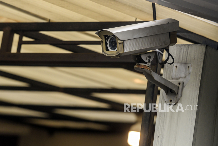 CCTV yang terpasang di luar rumah dinas Kadiv Propam Polri Irjen Pol Ferdy Sambo di Kompleks Polri Duren Tiga, Jakarta, Rabu (13/7/2022). Olah TKP kedua kalinya tersebut dimulai pada pukul 12.30 WIB yang dilakukan secara tertutup. Republika/Putra M. Akbar