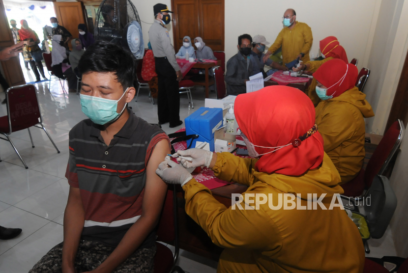 Vaksinator menyuntikkan vaksin kepada warga saat vaksinasi COVID-19 di Karangasem, Cawas, Klaten, Jawa Tengah, Selasa (14/9/2021). Presiden Joko Widodo (Jokowi) mengaku optimistis tren penurunan kasus Covid-19 di Indonesia akan terus terjadi. 
