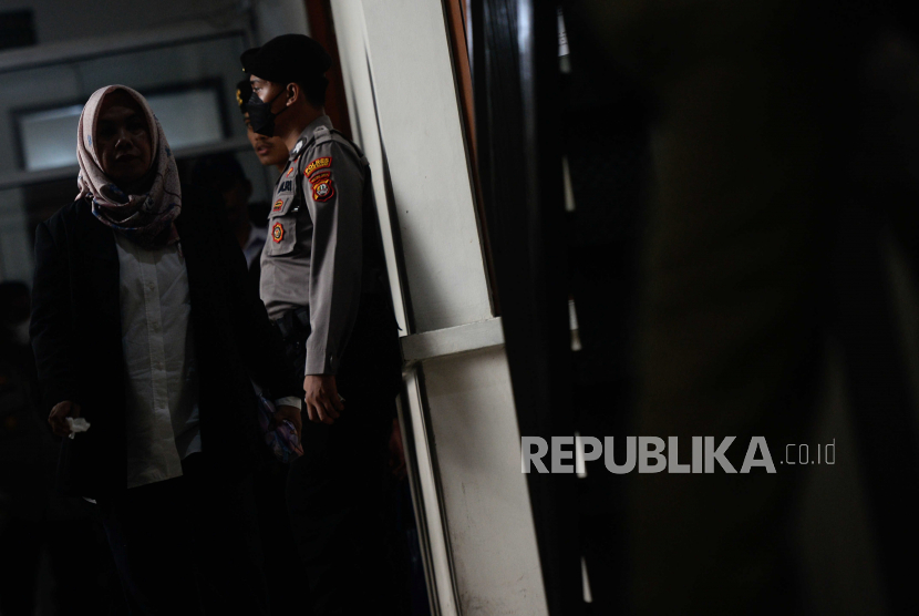 Polisi berjaga saat berlangsungnya sidang vonis untuk terdakwa AG di Pengadilan Negeri Jakarta Selatan, Senin (10/4/2023). 