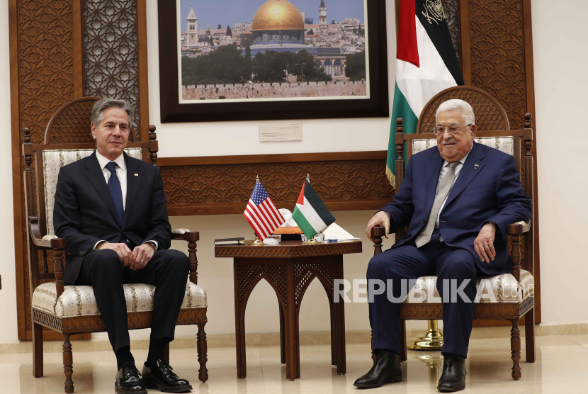   US Secretary of State Antony Blinken (L) meets with Palestinian President Mahmoud Abbas (R) at the Palestinian Authority headquarters in the West Bank city of Ramallah, 07 February 2024. Blinken is on a regional tour of the Middle East in a diplomatic effort to reach an agreement that secures the release of all remaining hostages and includes a humanitarian pause to allow the delivery of humanitarian aid to civilians in the Gaza Strip.  