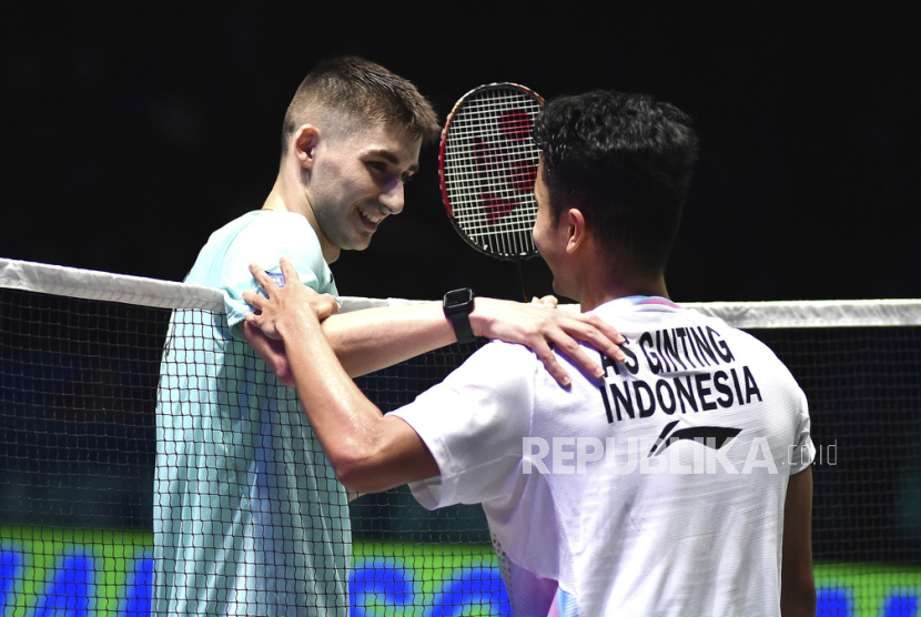 France Christo Popov, left, congratulates winner Indonesia Anthony Sinisuka Ginting after the men singles semi final match at the All England Open Badminton Championships at the Utilita Arena in Birmingham, England, Saturday, March 16, 2024.