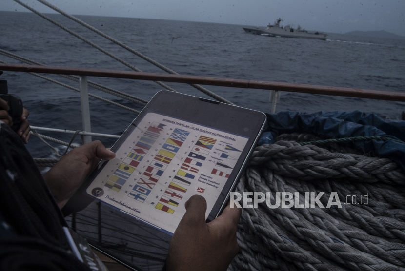 Taruna Akademi Angkatan Laut (AAL) Tingkat III Angkatan ke-68 memantau kondisi di Laut Natuna Utara 