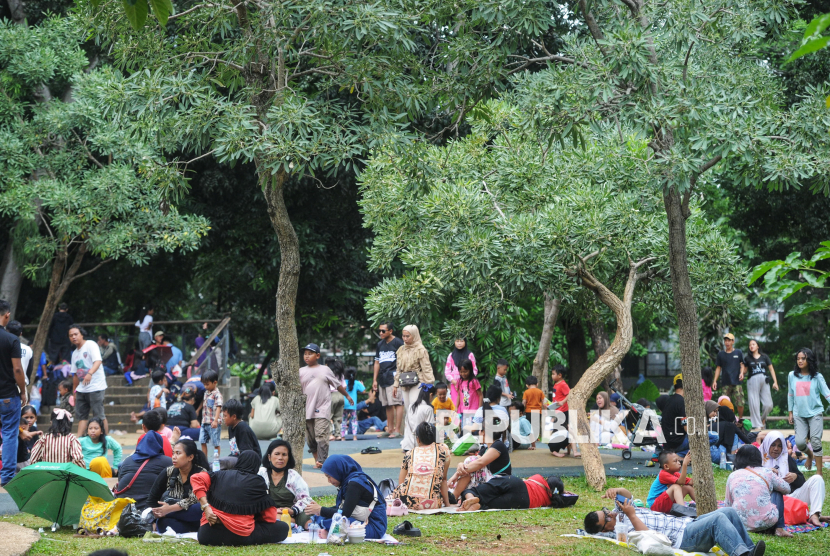 Sejumlah warga berwisata di Tebet Eco Park, Jakarta Selatan, Rabu (1/1/2025). Tebet Eco Park menjadi salah satu tujuan favorit warga untuk merayakan libur Tahun Baru 2025. Taman seluas 7,3 hektar ini menawarkan akses gratis, berbagai wahana permainan, dan suasana rindang dengan pepohonan yang rimbun.