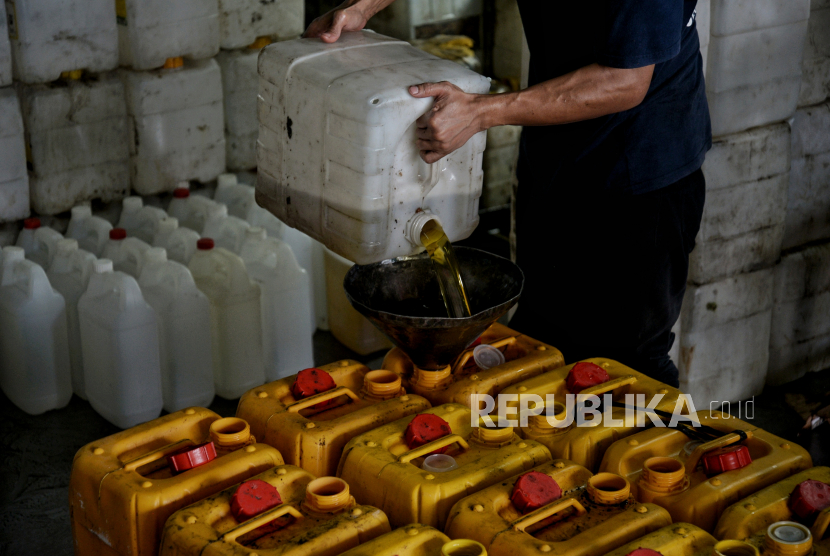 Polda Banten menggelar operasi pasar dan sidak gudang distributor besar minyak goreng. (ilustrasi)