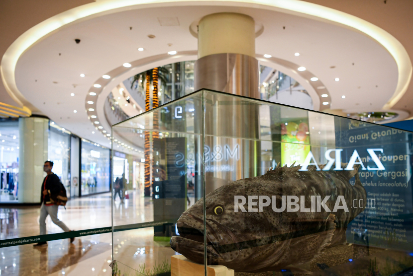 Tren jumlah pengunjung ke pusat perbelanjaan atau mal di DKI Jakarta sejak sebulan dibuka kembali masih berkisar 35 persen hingga akhir pekan lalu. (Foto: Mal Central Park di Jakarta Barat)