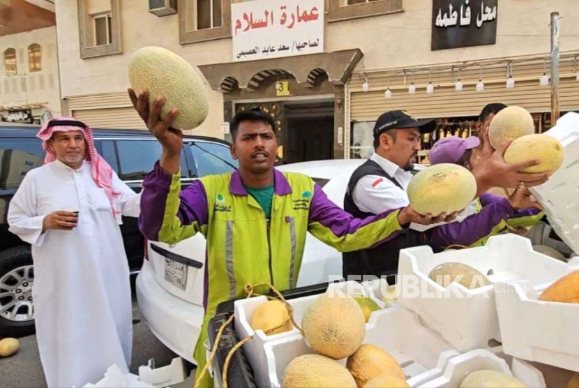 Orang Arab bersedekah buah melon untuk jamaah haji di depan Kantor Daker Makkah. Tradisi ini dikenal dengan Sabilillah, yang berarti Jalan Allah. 