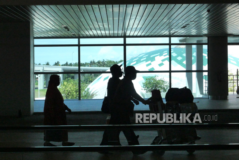 Penumpang pesawat berjalan menuju pintu keluar Bandara Internasional Yogyakarta (YIA), Kulonprogo, Rabu (23/12). PT Angkasa Pura I memprediksi kenaikan jumlah penumpang pada liburan Nataru 2021 sebesar 25 persen. Atau berkisar 10 orang penumpang setiap harinya.