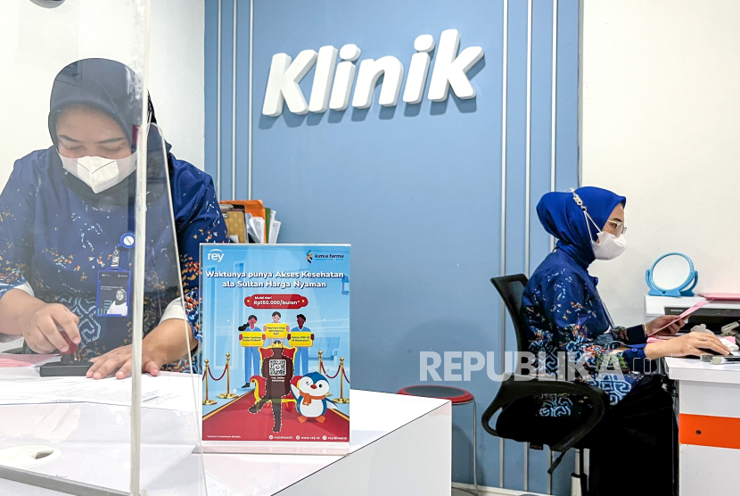 Aktivitas karyawan di Klinik Kimia Farma Jakarta, Senin, (18/9/2023). PT Kimia Farma Apotek (KFA), ritel farmasi milik BUMN menargetkan kontribusi penjualan melalui platform online 15 persen.