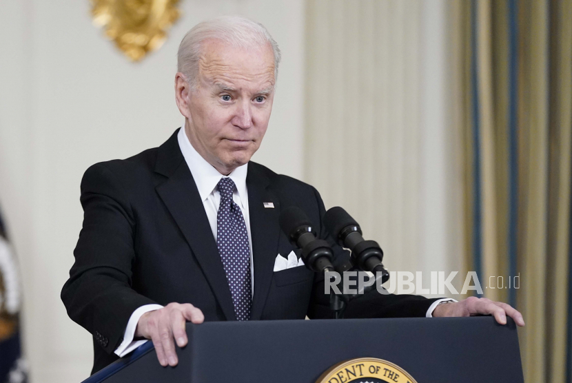  Presiden Joe Biden mendengarkan pertanyaan wartawan tentang Presiden Rusia Vladimir Putin setelah berbicara tentang anggaran yang diusulkan untuk tahun fiskal 2023 di Ruang Makan Negara Gedung Putih, Senin, 28 Maret 2022, di Washington.