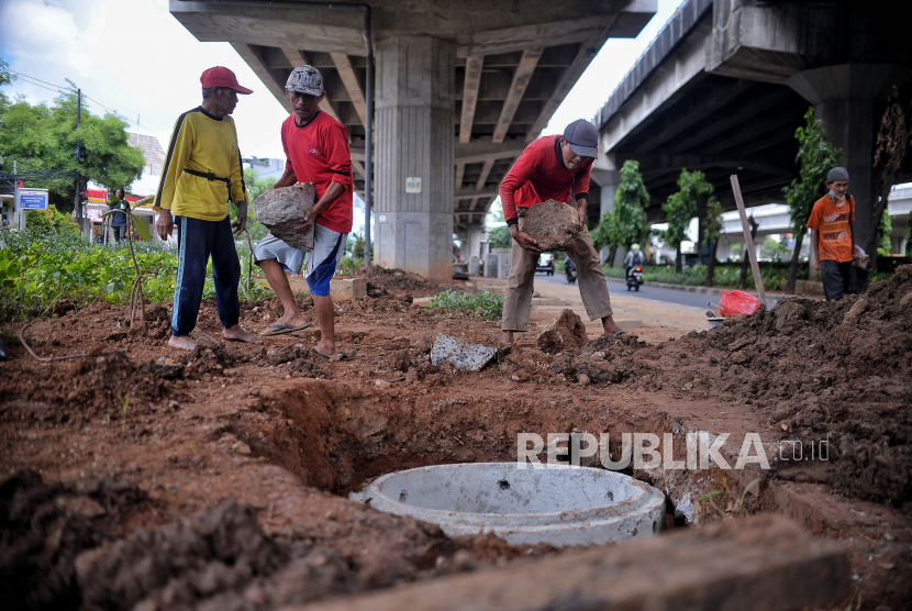 Pekerja menyelesaikan proyek galian sumur resapan di kawasan Jalan D.I Panjaitan, Jakarta Timur, Selasa (16/11). Badan Meteorologi, Klimatologi, dan Geofisika (BMKG) mengimbau masyarakat untuk menampung air hujan sebelum memasuki musim kemarau.