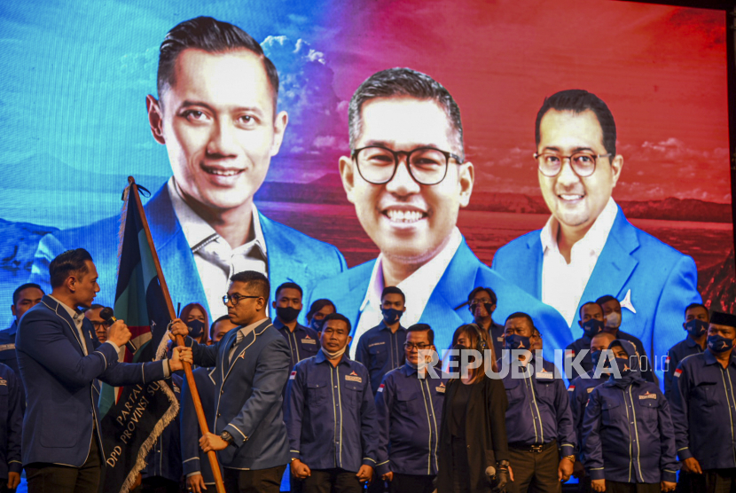 Ketua Umum DPP Partai Demokrat Agus Harimurti Yudhoyono menyerahkan bendera Partai Demokrat kepada Ketua DPD Partai Demokrat Sumatra Utara (Sumut) Lokot Nasution saat pelantikan pengurus DPD Partai Demokrat Sumut di Kota Medan, Kamis (12/5/2022). 