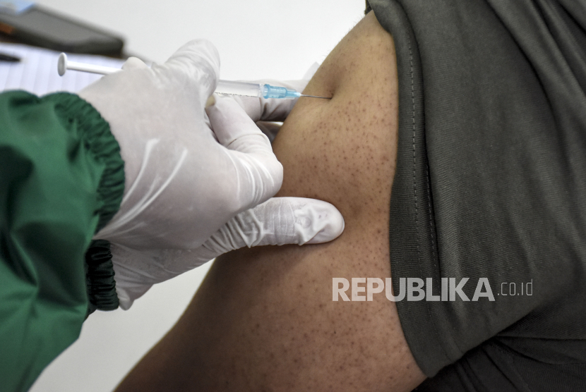 Ribuan tenaga kesehatan (nakes) di Kota Cirebon telah disuntik vaksin Covid-19. (ilustrasi)
