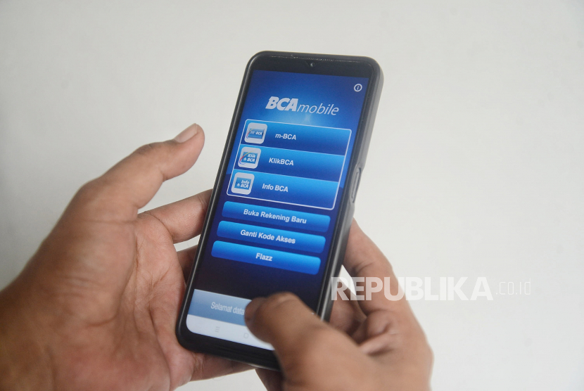 Nasabah menggunakan BCA mobile di Jakarta, Senin (24/7/2023) 