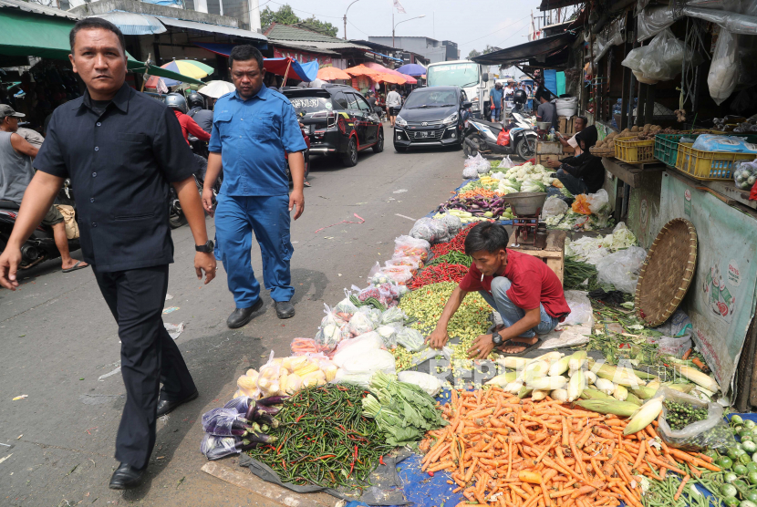  Seorang pedagang sayur menggelar dagangannya di jalan di pasar tradisional di Bogor, Rabu (3/5/2023). Bank Indonesia (BI) menyiapkan sejumlah strategi untuk mencapai penurunan inflasi harga konsumen (IHK) ke dalam sasaran.