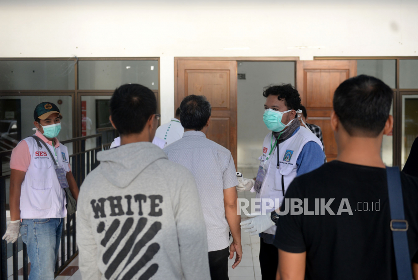 Pemeriksaan Suhu Tubuh Pemain. Petugas Sleman Emergency Services (SAS) memeriksa suhu tubuh pemain dan official Tim Tira Persikabo sebelum pertandingan Liga 1 2020 di Stadion Maguwoharjo, Sleman, Yogyakarta, Ahad (8/3).