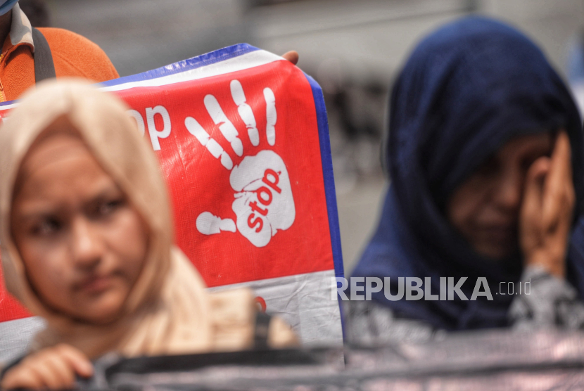 Sejumlah pengungsi dan pencari suaka melakukan aksi unjuk rasa di kantor UNHCR, Jakarta, Senin (12/8/2024). Dalam aksinya mereka para pengungsi dan pencari suaka yang telah tinggal selama 10-12 tahun ini meminta pemerintah Indonesia melalui UNHCR untuk memfasilitasi dan mempercepat proses pemukiman kembali mereka ke negara-negara penerima pengungsi.