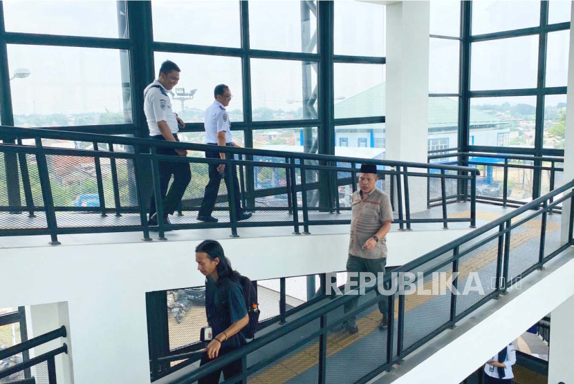 Badan Pengelola Transportasi Jabodetabek (BPTJ) meninjau skybridge yang menghubungkan Stasiun Bojonggede dan Terminal Bojonggede, Kabupaten Bogor, Senin (4/12/2023) sebelum diuji coba besok. 