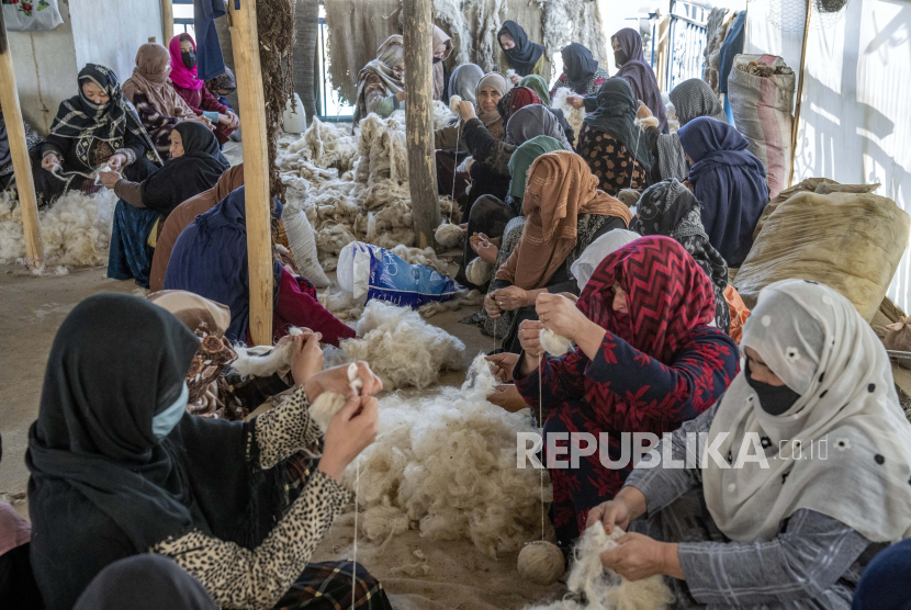  Perempuan Afghanistan menenun wol untuk membuat karpet di pabrik karpet tradisional di Kabul, Afghanistan, Senin (6//32023). Setelah Taliban berkuasa di Afghanistan, banyak hak dasar perempuan telah dirampas.