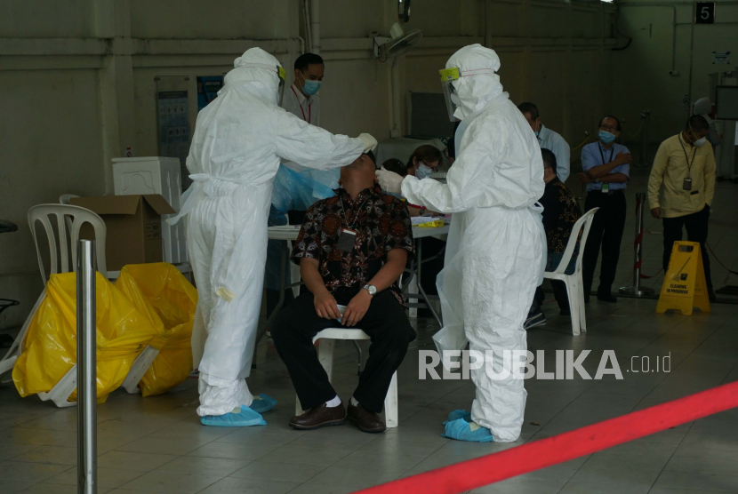 Petugas kesehatan melakukan tes swab kepada 102 lokal staf bagian pelayanan terdepan atau frontline Kedutaan Besar Republik Indonesia (KBRI) Kuala Lumpur di Kuala Lumpur, Selasa (26/5/2020). Tes tersebut untuk memastikan kondisi kesehatan mereka terkait pandemik COVID-19