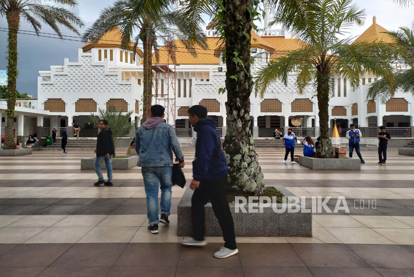 Sejumlah anggota organisasi XTC melakukan aksi pungut sampah di halaman Masjid Agung Kota Tasikmalaya, Jawa Barat, Kamis (30/3/2023). 