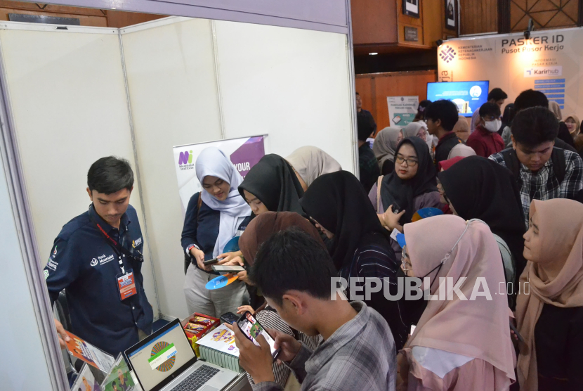 Pengunjung memadati Unisba Career Expo 2024, di Aula Universitas Islam Bandung (Unisba), Jalan Tamansari, Kota Bandung, Jawa Barat, Sabtu (24/2/2024). Kegiatan tersebut menyedikan lebih dari 9.500 lowongan kerja dari puluhan booth perusahaan ternama yang hadir.
