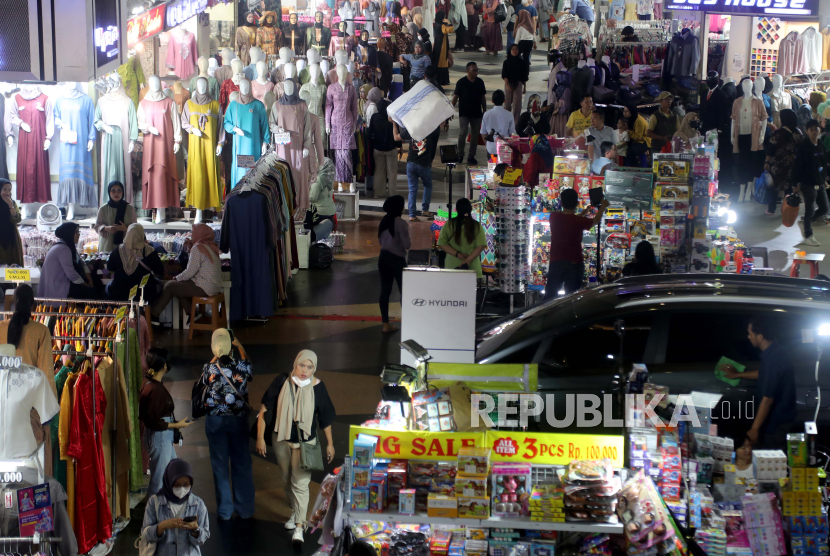 People shop in Tanah Abang textile market, Jakarta, Indonesia, 26 September 2023.  Indonesias government officially banned social media commerce including TikTok Shop saying the practices could threaten local and small businesses.  
