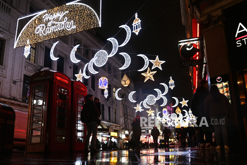 Lampu merayakan festival Ramadhan Muslim ditampilkan di West End London, Inggris (23/3/2023). Lampu Ramadan pertama di London telah dipasang di Piccadilly Circus yang menampilkan 30.000 lampu ramah lingkungan. Inisiatif ini dipimpin oleh organisasi nirlaba Ramadan Lights UK. Area West End akan menyala selama bulan Ramadan. 