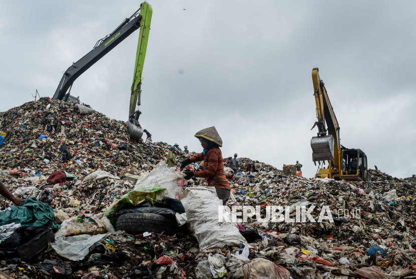 Pemulung di Tempat Pembuangan Akhir (TPA) Jatiwaringin, Kabupaten Tangerang, Banten, Kamis (6/2/2025), yang masih menggunakan metode lahan terbuka atau open dumping.