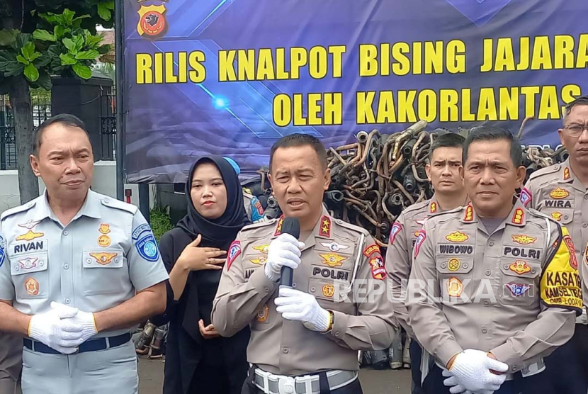 Kakorlantas Polri Irjen Pol Aan Suhanan menyampaikan penanganan knalpot bising atau brong di seluruh Indonesia di Mapolrestabes Bandung, Kamis (11/1/2024). 