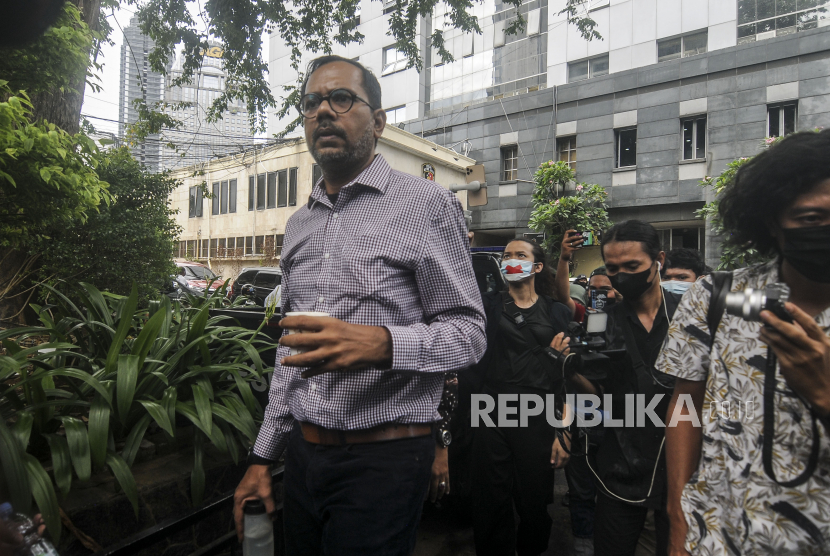 Direktur Lokataru Haris Azhar bersiap menjalani pemeriksaan di Mapolda Metro Jaya, Jakarta, Senin (21/3/2022). Haris Azhar diperiksa sebagai tersangka pada kasus pencemaran nama baik yang dilaporkan Menteri Koordinator Maritim dan Investasi Luhut Binsar Pandjaitan, terkait konten video yang menyinggung soal dugaan Luhut terlibat dalam bisnis tambang di Papua. Republika/Putra M. Akbar