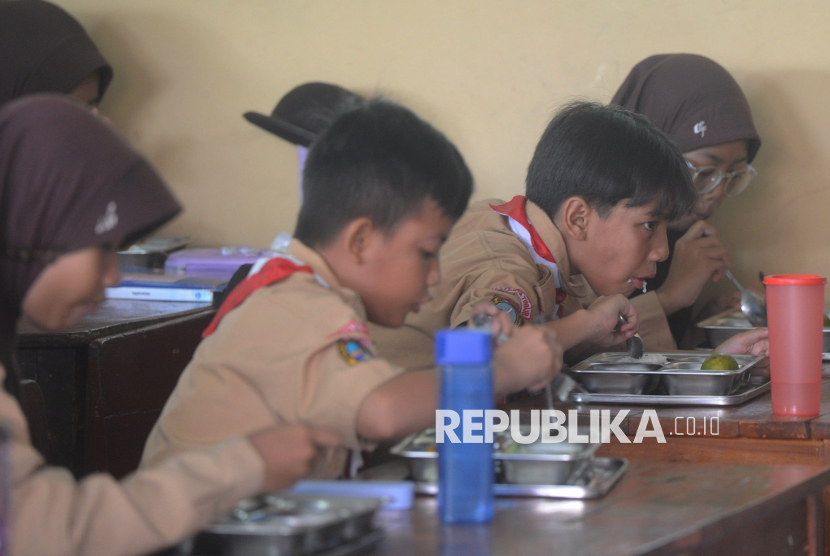 Siswa menyantap makanan saat pelaksanaan program Makan Bergizi Gratis (MBG) di SDN Jati 03, Pulogadung, Jakarta, Rabu (7/5/2025). Dalam kesempatan tersebut Presiden Prabowo Subianto bersama tokoh filantropi dunia sekaligus pendiri Microsoft Bill Gates melihat langsung kualitas dan antusias siswa SDN Jati 03, Pulogadung saat pelaksanaan Program Makan Bergizi Gratis (MBG).