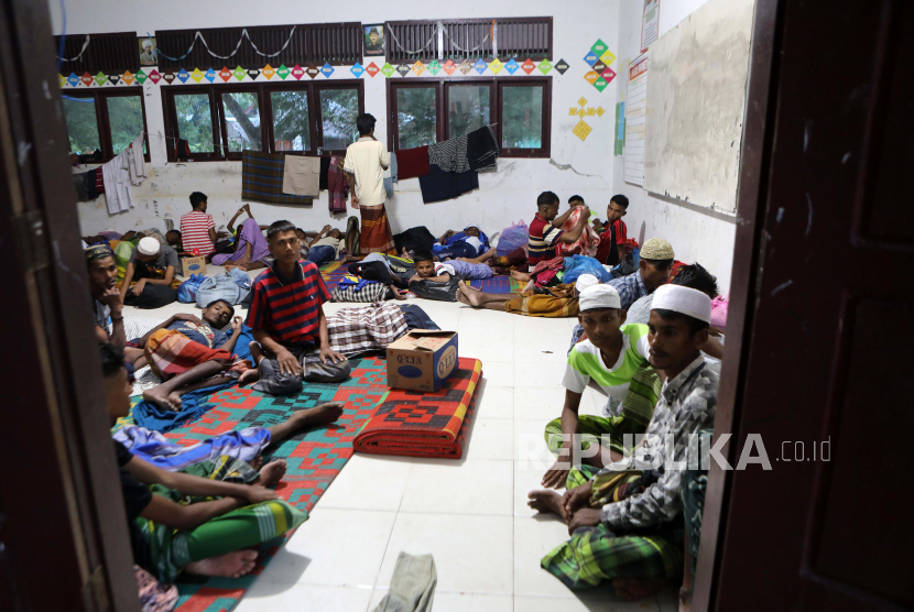 Pengungsi Rohingya berlindung di ruang kelas sekolah lokal yang disediakan oleh Pemerintah Daerah Aceh di Pidie, Aceh, Indonesia, 28 Desember 2022. Polisi setempat mengatakan bahwa 174 migran etnis Rohingya mendarat di Pantai Laweung Pidie, Provinsi Aceh di Indonesia pada 26 Desember, setelah dilaporkan berlayar selama berminggu-minggu di laut. Menurut pernyataan yang dikeluarkan pada 27 Desember oleh Badan Pengungsi PBB (UNHCR), lebih dari 200 orang dibawa ke pantai dengan aman di barat laut Indonesia selama beberapa hari terakhir. Dua kelompok, sekitar 58 pada 25 Desember, dan 174, termasuk mayoritas wanita dan anak-anak, pada 26 Desember, diselamatkan dan diturunkan oleh nelayan Indonesia dan pihak berwenang setempat, tambah UNHCR. Pihak berwenang, tambah UNHCR.