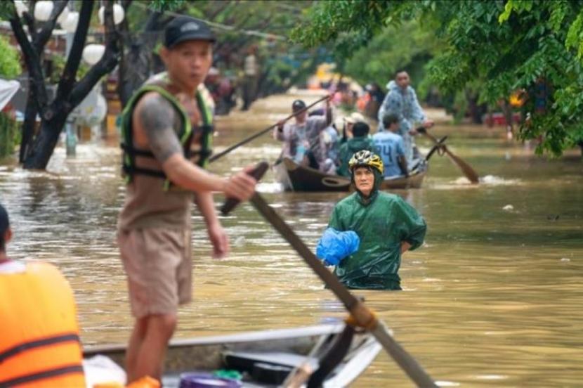 Sedikitnya 90 tewas dan 12 lainnya hilang dalam banjir di Vietnam.