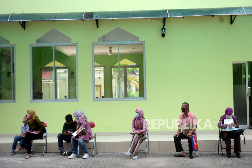 Orangtua Wali murid menggunakan masker antre menunggu konsultasi pendaftaran PPDB di posko PPDB SMP Dinas Pendidikan Kota Yogyakarta, Kamis (4/6). Orangtua wali mendatangi posko PPDB untuk pengajuan dan aktivasi akun akun PPDB Online