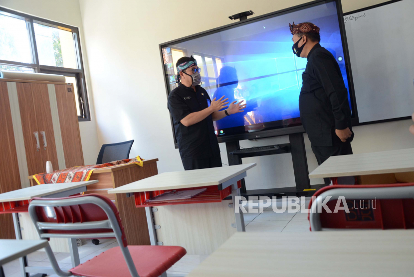Wali Kota Bandung Oded M Danial (kanan) berbincang dengan pihak sekolah 