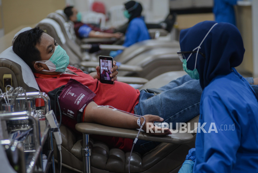 Warga melakukan donor darah di Gedung Palang Merah Indonesia (PMI) Provinsi DKI Jakarta