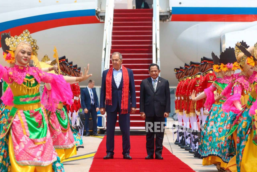 Menteri Luar Negeri Rusia Sergey Lavrov disambut Menteri Dalam Negeri Tito Karnavian saat tiba di Bandara Soekarno-Hatta, Tangerang, Banten, Rabu (6/9/2023). Lavrov diagendakan berpartisipasi dalam KTT Asia Timur ke-18 yang dijadwalkan dihelat di JCC, Senayan, Jakarta, Kamis (7/9/2023). 