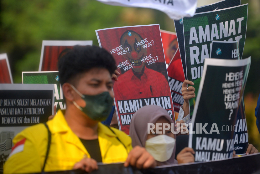 Sejumlah mahasiswa yang tergabung dalam Aliansi Nasional Reformasi KUHP melakukan aksi unjuk rasa di Kawasan Patung Kuda, Monas, Jakarta, Selasa (21/6/2022). Aksi yang bertepatan dengan hari ulang tahun Presiden Jokowi ini menuntut Presiden dan DPR untuk membahas kembali pasal-pasal bermasalah dalam Rancangan Kitab Undang-Undang Hukum Pidana (RKUHP) terutama pasal-pasal yang berpotensi membungkam kebebasan berpendapat dan berekspresi warga negara meski tidak termasuk ke dalam isu krusial.Prayogi/Republika