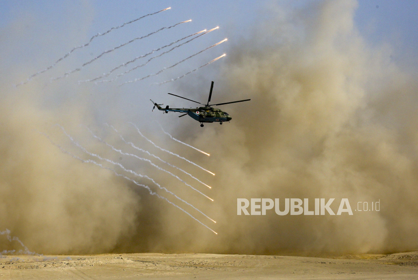 Sebuah helikopter militer terbang selama latihan militer gabungan oleh Rusia, Tajikistan dan Uzbekistan di lapangan tembak Harb-Maidon sekitar 20 kilometer (sekitar 12 mil) utara perbatasan Tajikistan dengan Afghanistan, di Tajikistan, Selasa, 10 Agustus 2021. Pasukan dari Rusia, Tajikistan dan Uzbekistan pada hari Selasa mengakhiri latihan mereka yang dimaksudkan untuk mensimulasikan tanggapan bersama terhadap potensi ancaman keamanan yang datang dari Afghanistan. Latihan perang yang dimulai pekan lalu melibatkan 2.500 tentara Rusia, Tajik dan Uzbekistan serta sekitar 500 kendaraan militer. 