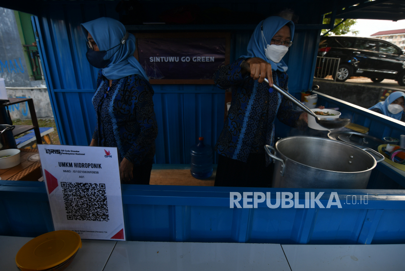 Pengusaha UMKM melayani pembeli (ilustrasi). Gebyar Safari Ramadhan Festival Syariah Kalimantan Tengah tahun 2022 berlangsung sukses dan lancar, serta berhasil mencatatkan ratusan transaksi setiap harinya.