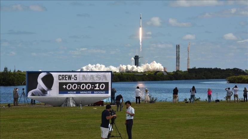 NASA dan SpaceX pada Rabu (5/10/2022) meluncurkan pesawat ruang angkasa berisi kru baru di antaranya wanita asli Amerika pertama dengan roket SpaceX Dragon di Kennedy Space Center, Florida.
