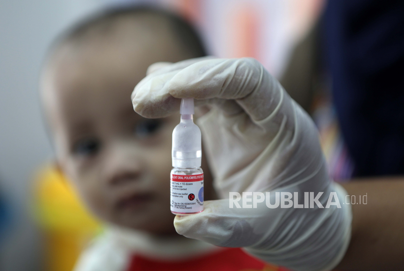  Petugas menyiapkan vaksin polio sebelum melakukan vaksinasi polio di Aceh.