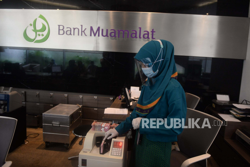 Karyawan menunjukan brosur produk bank muamalat di kantor pusat Bank Muamalat, Jakarta, (ilustrasi).
