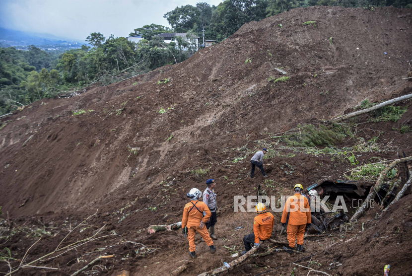 Petugas SAR gabungan melakukan pencarian korban tanah longsor akibat gempa bumi di Cijedil, Kecamatan Cugenang, Kabupaten Cianjur.