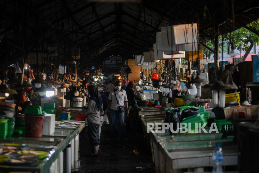 Warga menggunakan masker saat belanja  di pasar tradisional Pasar Minggu, Jakarta, Kamis (17/9). Ancaman resesi mengadang Indonesia di depan mata. Sejalan dengan habisnya periode kuartal III tahun ini, pemerintah memprediksi Indonesia masih akan mengalami kontraksi ekonomi. 
