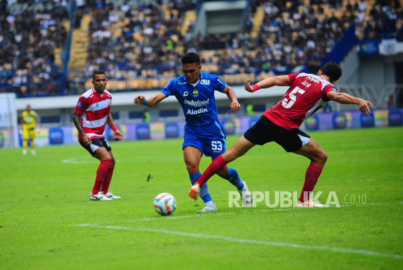 Gelandang Persib  beckham diganjal pemain Madura United pada laga BRI Liga 1 Indonesia di Stadion GBLA, Bandung, Ahad (2/6/2023).