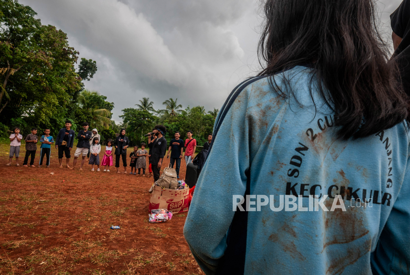 Anak-anak mengikuti kegiatan trauma healing di Desa Curug Panjang, Lebak, Banten, Selasa (1/3/2022).  Kegiatan tersebut dilakukan relawan guna menghilangkan trauma bagi anak-anak pengungsi korban bencana pergerakan tanah. 