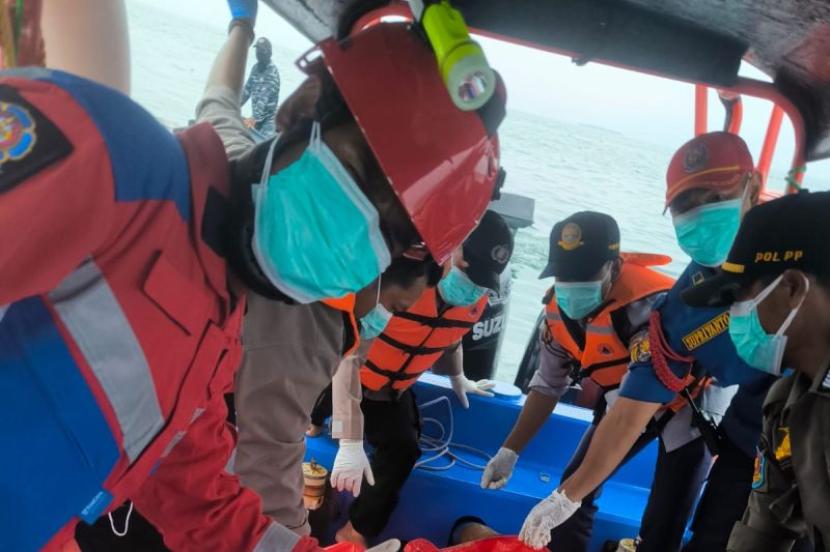 Polisi selidiki temuan jasad pria di perairan Pulau Untung Jawa.