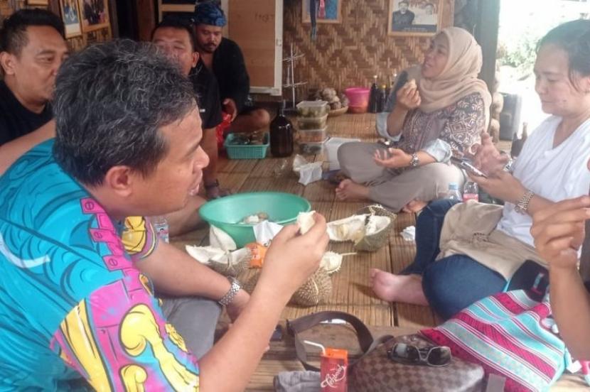 Pengunjung Padati Kawasan Badui untuk Berburu Durian Lezat
